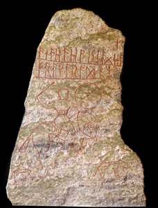 Een stele met runeninscripties die een Vikingruiter met een hond voorstelt (steen)