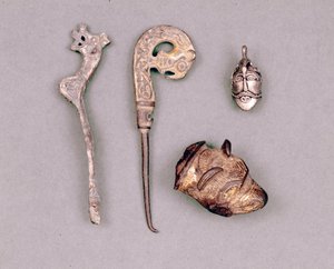 Verschillende stukken apparat en Vikingjuwelen, rechtsboven een voorstelling van de godheid Odin. Stockholm, Historiska Museet