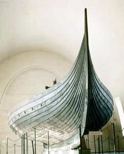 Vikingschip (drakkar) uit Gokstad nabij Oslo. Oslo Bygdoy museum, Noorwegen.