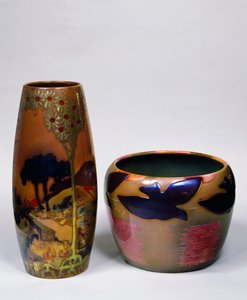 Vazen met landschap en vogels, door Zsolnay Vilmos. Hongarije, 20e eeuw door Vilmos Zsolnay