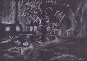 Plant in kamer bij kaarslicht