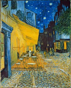 Terras van het café op de Place du Forum in Arles in de avond