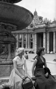 Vreemdelingen in Rome, ca 1960 (gelatinezilverdruk)