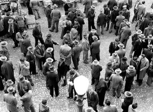 Groepen mannen in gesprek, Italië, ca. 1960 (gelatinezilverdruk)