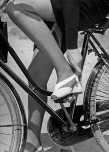 Op een fiets, ca 1960 (z/w foto)