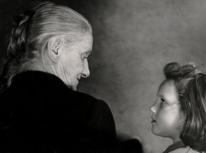 De blik van de grootmoeder (z/w foto)