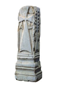 Altaarsteen met de christelijke symbolen van chrism, alfa en omega, 7e eeuw (steen) door Visigothic