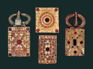 Metalen oorbellen versierd met goud en granaat, 7e eeuw door Visigothic