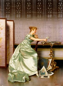 Een Elegante Dame die een Portfolio van Prenten Bewondert door Vittorio Reggianini