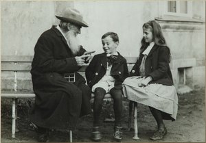 Leo Tolstoy met kleinkinderen Leo en Sofia, 1909 door Vladimir Grigorievich Chertkov