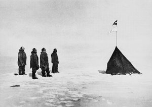 Roald Amundsen, Helmer Hanssen, Sverre Hassel en Oscar Wisting voor de tent opgericht op de Zuidpool, 16 december