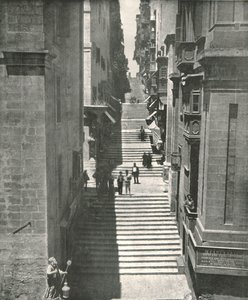Een steile straat in Valletta, Malta, 1895 door W and S Ltd