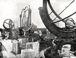 Enkele instrumenten bovenop het observatorium, Peking, China, 1895 door W and S Ltd