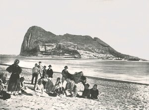 Uitzicht op de Rots vanuit de zee, Gibraltar, 1895 door W and S Ltd