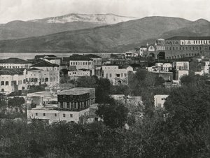 Uitzicht op de stad met de berg Libanon, Beiroet, 1895 door W and S Ltd