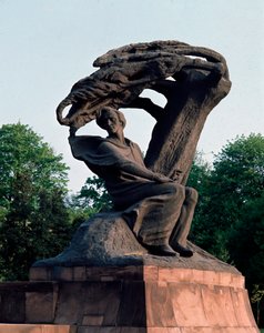 Zicht op het monument gewijd aan de componist Frédéric Chopin (1810-1849) in Warschau, Polen