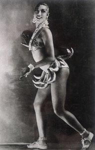 Josephine Baker gekleed met een riem van bananen. Foto door Lucien Walery (1863-1935)