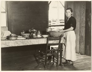 [Elizabeth Tengle aan de keukentafel]/[Paralee Ricketts aan het werk in de keuken]. door Walker Evans