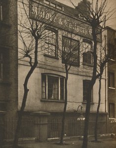 Bij het bord van de Oude Bel in St. Brides Churchyard, ca. 1935 door Walter Benington