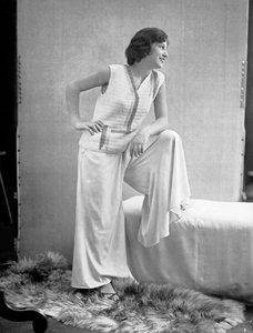 Model draagt een jurk ontworpen door Anita Pittoni, ca.1940 (z/w foto)