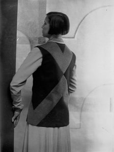 Portret van Marion Wulz in jurk ontworpen door Anita Pittoni, ca.1940 (z/w foto) door Wanda Wulz