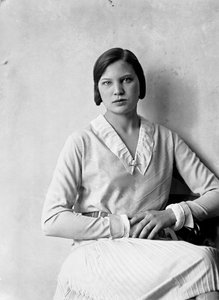 Portret van Marion Wulz in jurk ontworpen door Anita Pittoni, ca.1940 (z/w foto)