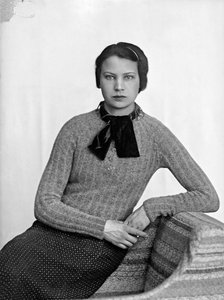 Portret van Marion Wulz in jurk ontworpen door Anita Pittoni, ca.1940 (z/w foto)