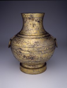 Opslagvat (Hu of Zhong) met Verstrengelde Draken en Gestileerde Wolken door Western Han Dynasty Chinese School