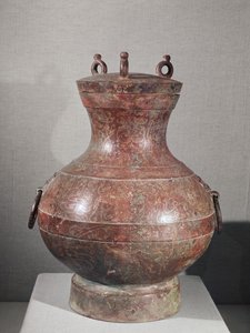 Vaas uit het graf van Prins Liu Shang (brons ingelegd met goud en zilver) door Western Han Dynasty Chinese School