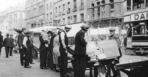 Boekenkramen op Shoreditch High Street, Londen, 1926-1927