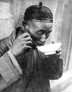 Een man die eet, Mukden Shenyang, China, 1936 door Wide World Photos