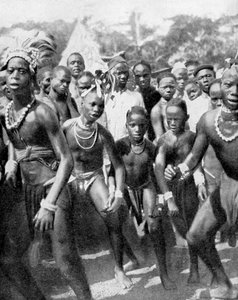 Jongensdansers verkleed als meisjes, de Yafouba-stam, West-Afrika