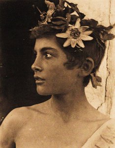 Studie van een Siciliaanse jongen met Passiebloemen in zijn haar, Sicilië, c.1899 door Baron Wilhelm von Gloeden