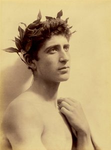 Studie van een jongen met een krans, Sicilië, ca. 1898 door Baron Wilhelm von Gloeden