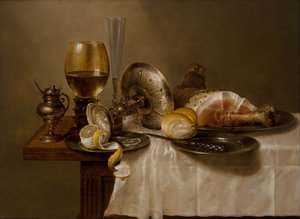 Een stilleven met een Roemer, een omgevallen zilveren Tazza, een fluit, een broodje en ham op een tafel door Willem Claesz. Heda