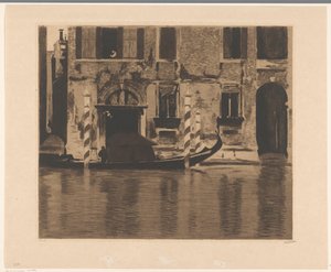 Gondel met opbouw in het Canal Grande in Venetië