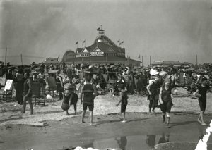 Strandscène, Coney Island, ca. 1910-21 door William Davis Hassler