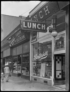 Canterbury Lunch bord op 202 (of 178) E. 125th Street, New York City, 2 mei 1916 door William Davis Hassler