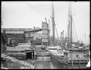 Dokken en boten aan een onbekende waterkant, mogelijk Harlem River, Inwood, New York, ca. 1910