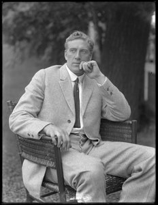 Engelse bokser William Thomas Wells (Bombardier Billy Wells), zittend in een tweed pak, ca. 1911