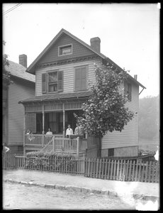 Vier kinderen poseren op de veranda van een huis aan een rivier of meer, Inwood, New York, ca. 1910