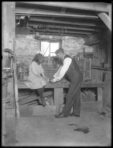 Frank P. Hassler en Mary Hassler in de kelder, Glen Ellyn, c.1912