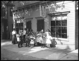 Groep kinderen geposeerd buiten het Whitestone-filiaal van de Queens Borough Public Library, ca. 1912