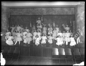 Groepsportret van kleine meisjes tijdens een optreden, waarschijnlijk het Rooms-Katholieke Weeshuis, Kingsbridge, Bronx door William Davis Hassler