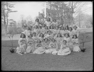 Groepsportret van niet-geïdentificeerde kleine meisjes, waarschijnlijk het Rooms-Katholieke Weeshuis, Kingsbridge, Bronx, ca. 1911