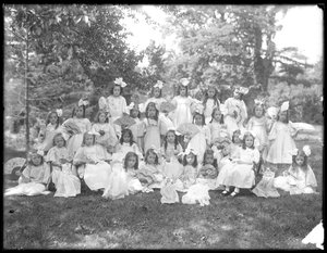 Groepsportret van niet-geïdentificeerde kleine meisjes, waarschijnlijk het Rooms-Katholieke Weeshuis, Kingsbridge, Bronx, c.1910