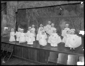 Kleuters op het podium: heel kleine meisjes treden op een klein podium op, waarschijnlijk het Rooms-Katholieke Weeshuis, Kingsbridge, Bronx, ca. 1911 door William Davis Hassler