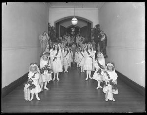 Kleine meisjes in het Rooms-Katholieke Weeshuis, Kingsbridge, Bronx, terugkomend van de kapel in witte jurken met kransen en slingers, 20 oktober 1914 door William Davis Hassler