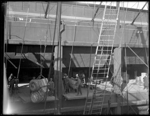 Een stoomschip laden vanaf het bovendek, Chelsea Piers, New York, 1912