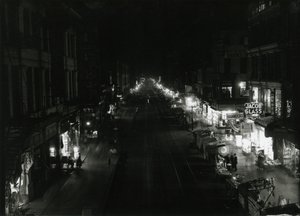 Nachtzicht van Grand Street bij Orchard Street, NYC door William Davis Hassler